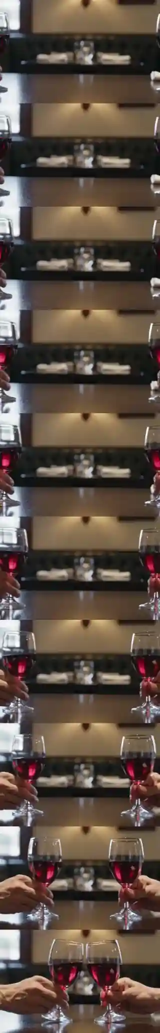 Dos copas de vino tinto que se acercan hasta brindar en el centro a medida que se baja por la pagina